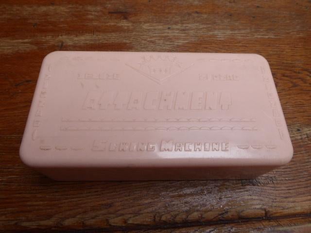 Vintage plastic doosje voor naaimachine benodigdheden, Ophalen of Verzenden, Zo goed als nieuw, Naaimachine, Overige merken