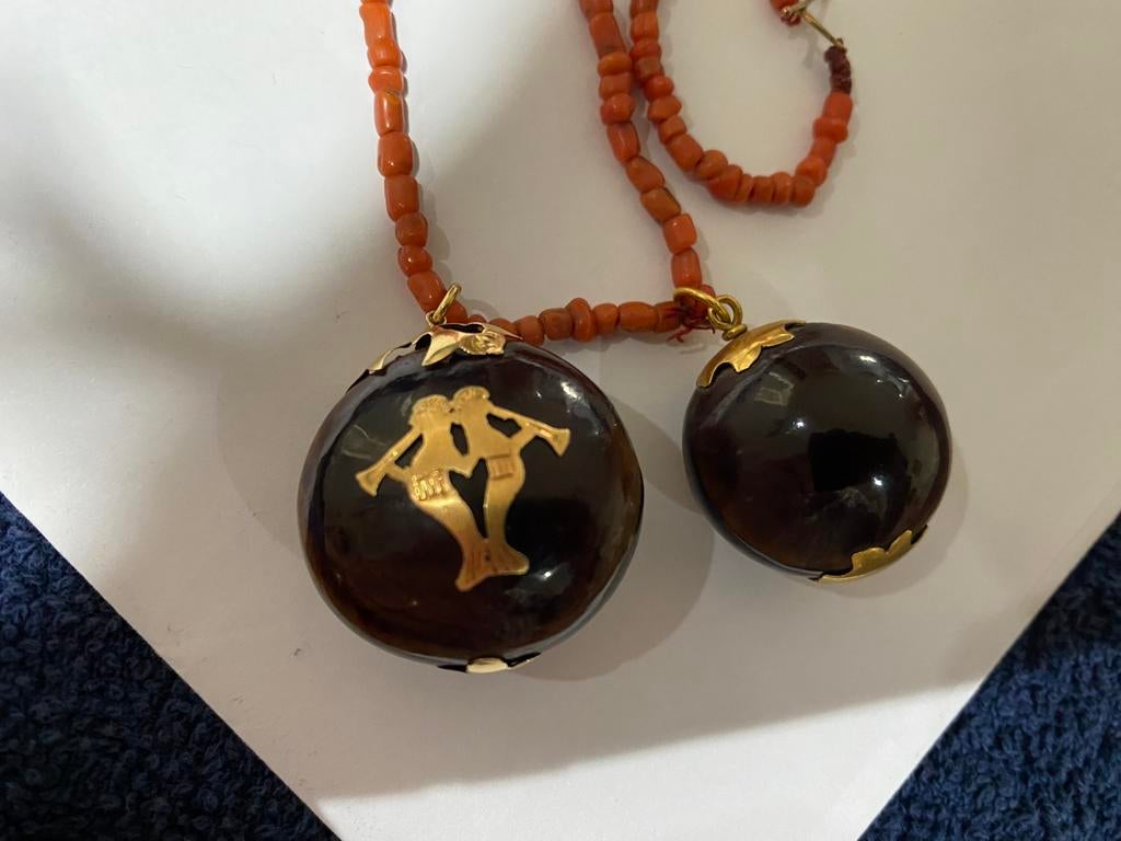 Prachtige antiek bloedkoralen ketting met 2 koeienogen, Ophalen of Verzenden, Goud, Ketting