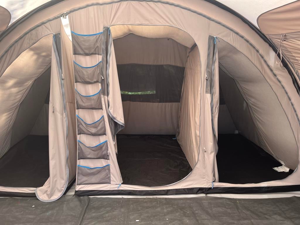 Ruime ribstof 6-persoons tent met afsluitbare luifel, Caravans en Kamperen, Tenten, Ophalen, Gebruikt, Tot en met 6