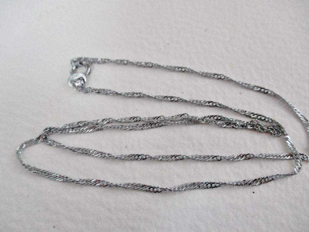 Zilverkleur gedraaide schakel ketting van 45 cm. lengte, Sieraden, Tassen en Uiterlijk, Kettingen, Verzenden, Zo goed als nieuw