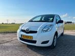Toyota Yaris 1.0 12V 2011 Wit, Auto's, Voorwielaandrijving, Stof, 40 €/maand, Zwart