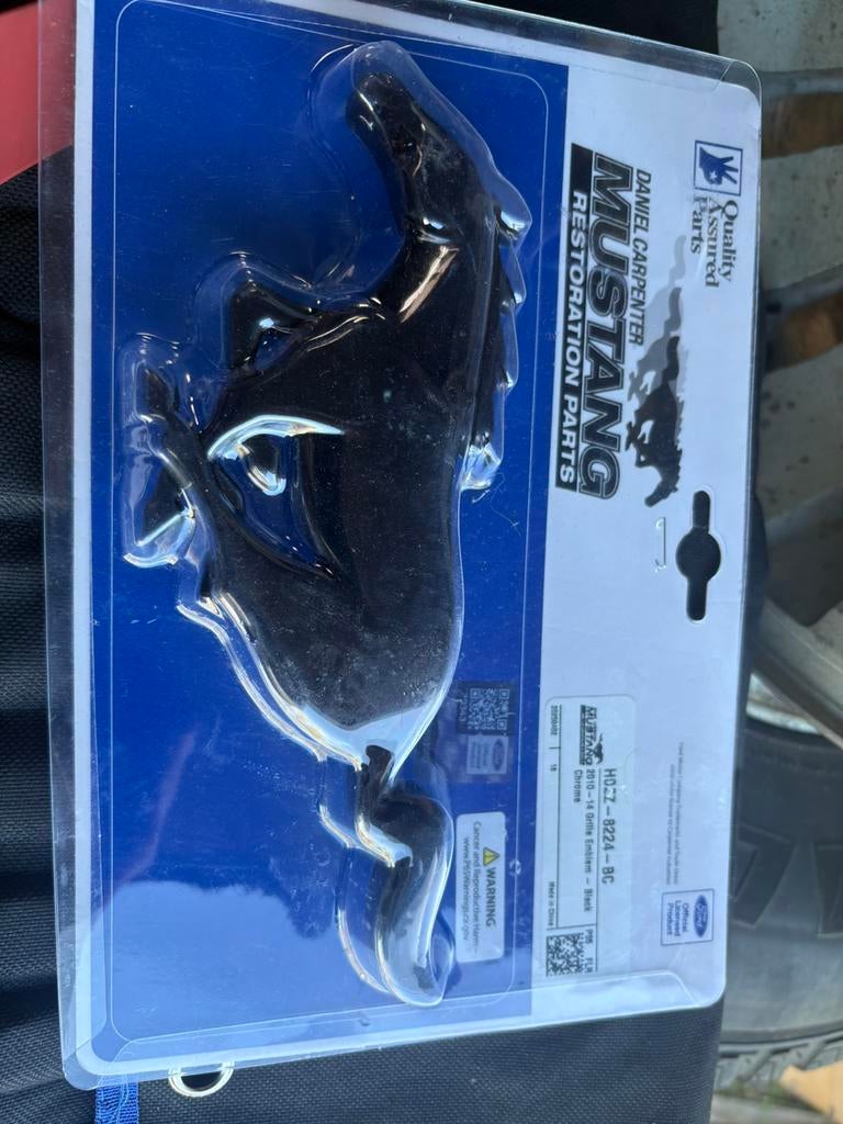 Mustang 2010-14 zwarte running horse nieuw, Auto-onderdelen, Ford, Voor, Nieuw, Ophalen of Verzenden