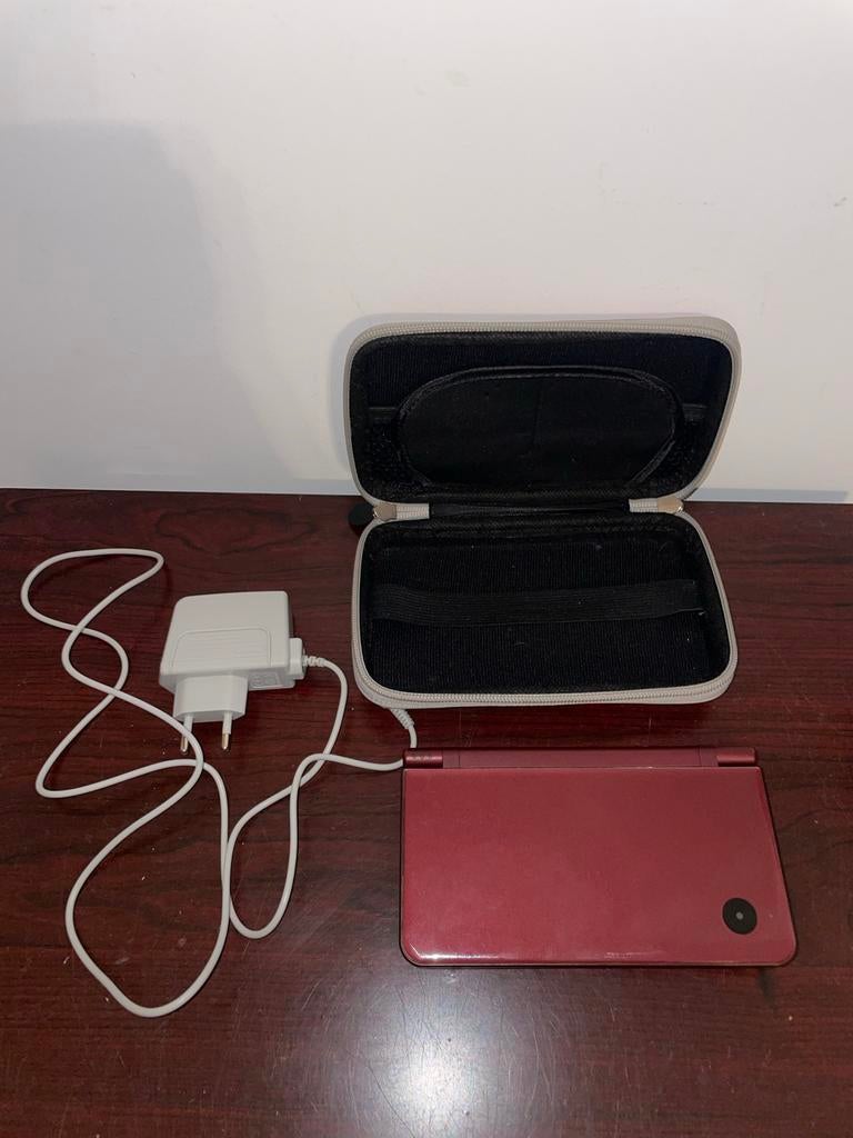 Nette Nintendo DSi XL GEMOD rood met hoesje en oplader, Spelcomputers en Games, Spelcomputers | Nintendo DS, Dsi XL, Nieuw, Ophalen of Verzenden