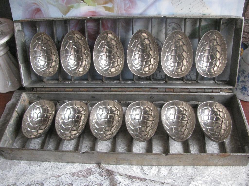Grote Oude Dubbele Chocoladevorm voor 6 Paaseieren / E Bonck, Verzenden
