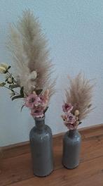 Vaas taupe beige met kunstbloemen, Huis en Inrichting, Woonaccessoires | Vazen, Ophalen, Overige kleuren, Aardewerk of Porselein