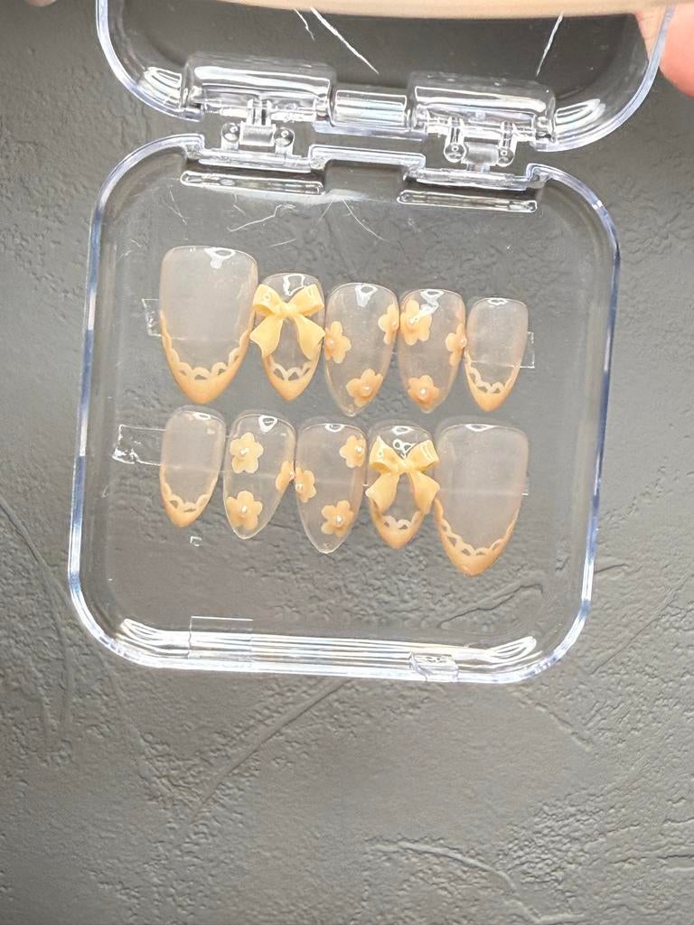 Press-on nagels met strikjes en bloemetjes, Beige, Nieuw, Ophalen of Verzenden, Handen en Nagels