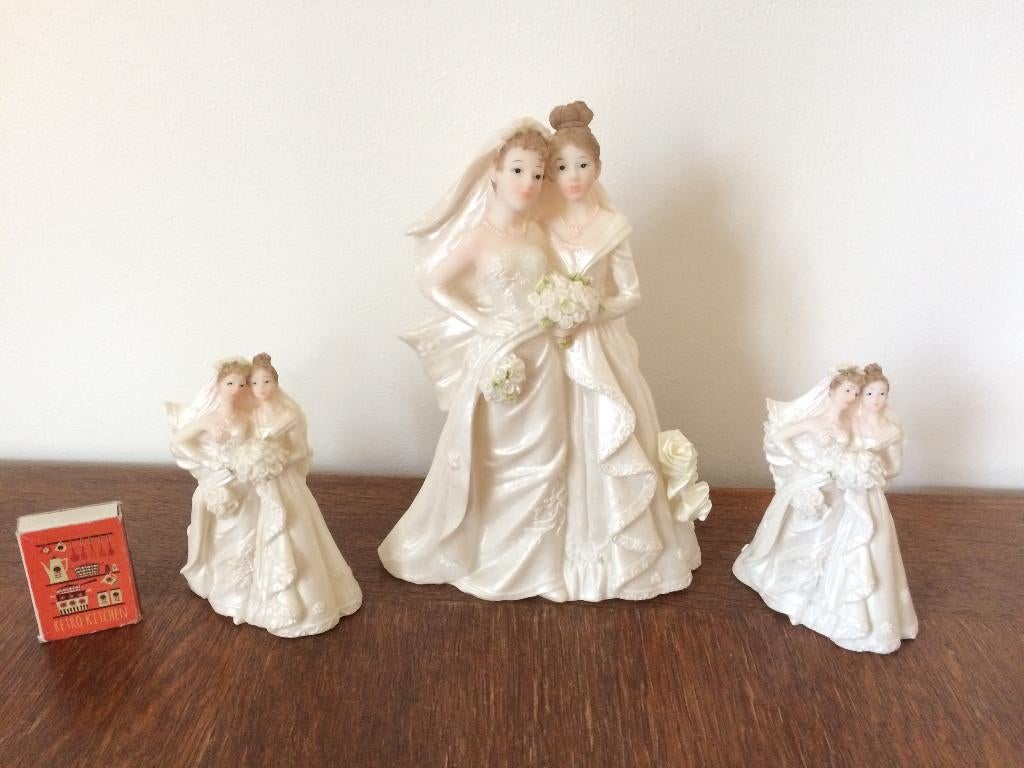 Drie stuks Lesbisch wit bruidspaar taarttoppers twee vrouwen, Ophalen of Verzenden, Nieuw, Taarten of Cupcakes, Versiering