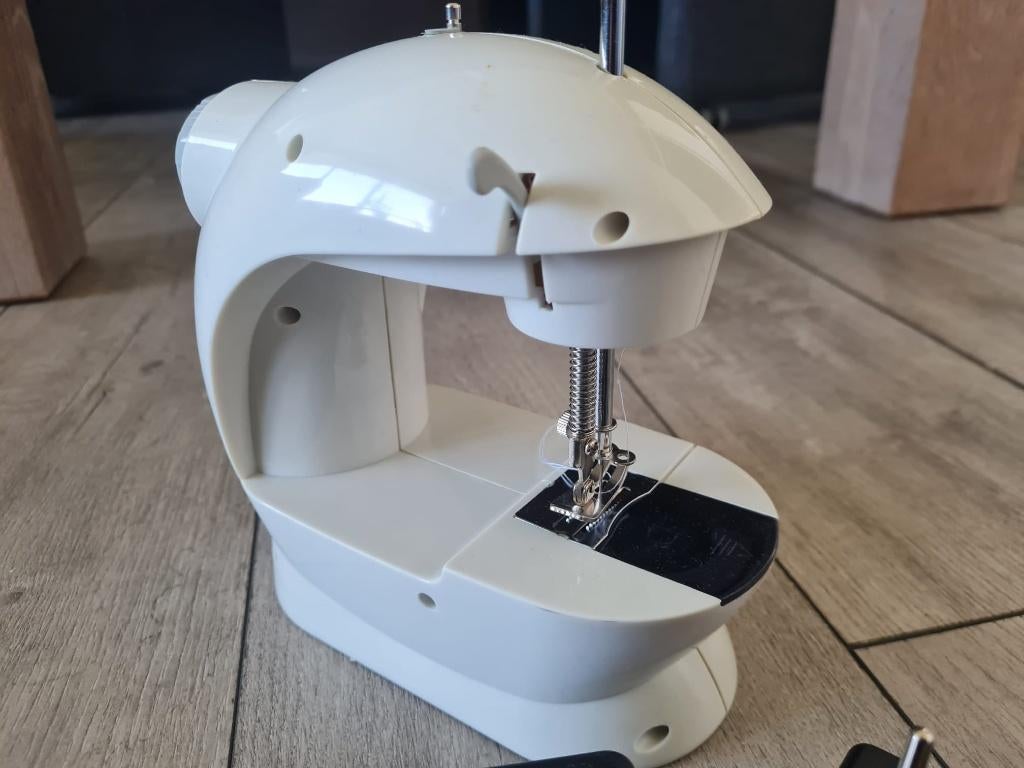 Compacte elektrische naaimachine – met pedaal & adapter, Ophalen of Verzenden, Zo goed als nieuw, Naaimachine, Overige merken