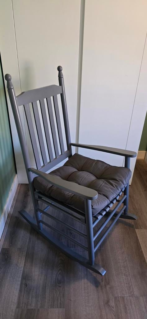 Grijze schommelstoel voor babykamer, Gebruikt, Ophalen of Verzenden, Stof, Klassiek, Babykamer