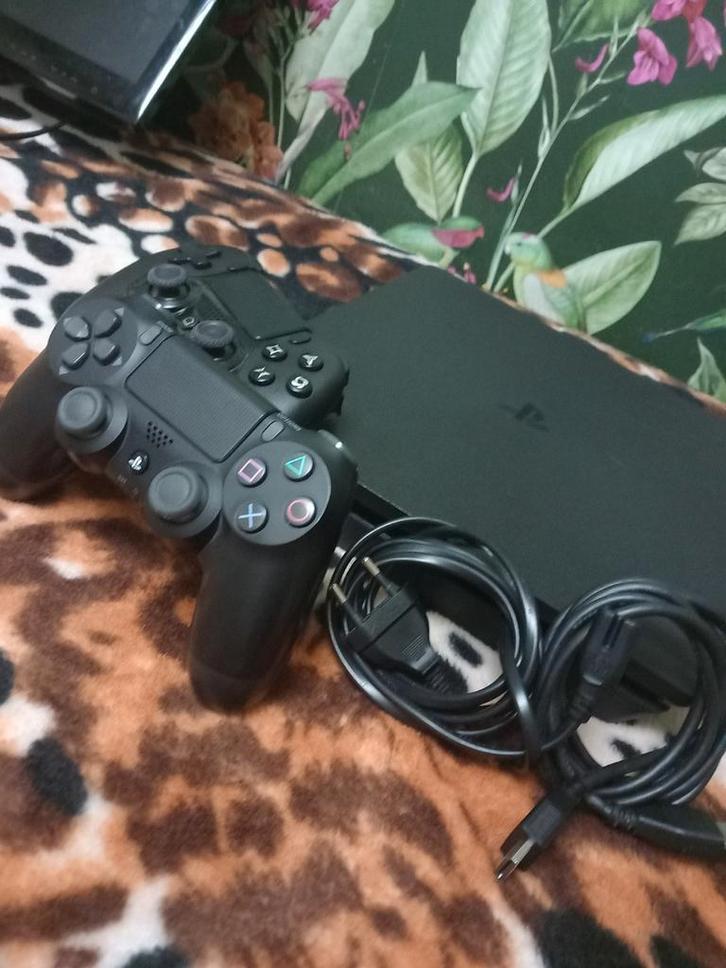Sony PlayStation 4 Slim met 2 controllers, Spelcomputers en Games, Spelcomputers | Sony PlayStation 4, Zo goed als nieuw, Slim
