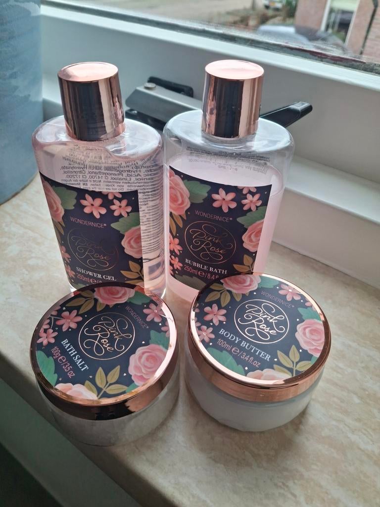 Leuk setje rozengeur douchegel, badzout, creme, Ophalen of Verzenden, Zo goed als nieuw, Bad & Douche