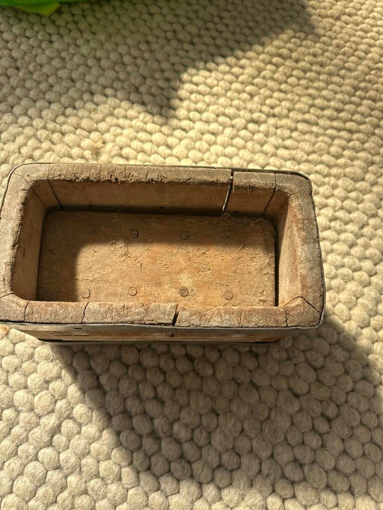 Antieke houten bakvorm met metalen banden, Ophalen