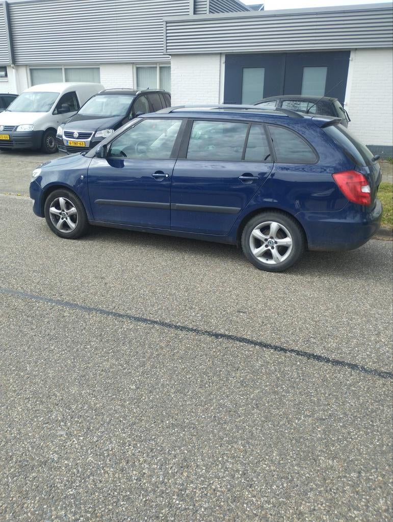 Skoda Fabia 1.2 TDI 55KW Combi 2011 Blauw DEFECT, Auto's, Skoda, Voorwielaandrijving, 450 kg, 1199 cc, Blauw