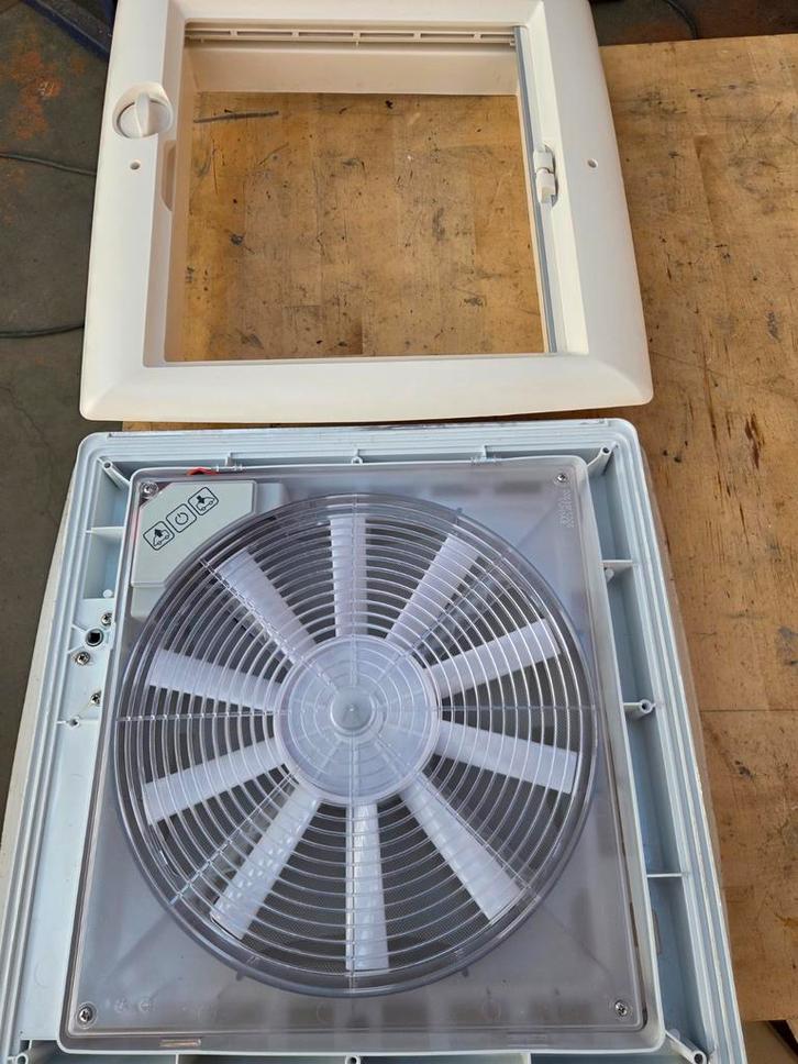 Thule ventilator dakraam 40 x 40, Caravans en Kamperen, Camper-accessoires, Zo goed als nieuw, Ophalen of Verzenden