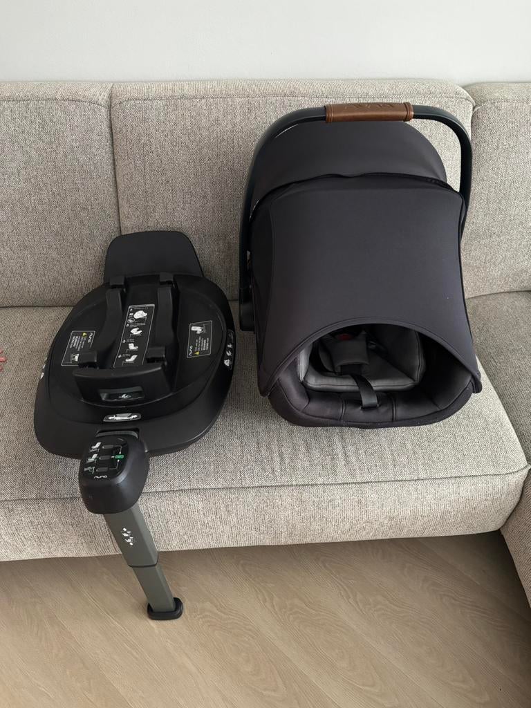 Nuna Pipa Maxi Cosi met 360 base en Jollein voetenzak, Kinderen en Baby's, Autostoeltjes, Ophalen, Zo goed als nieuw, Isofix, 0 t/m 13 kg
