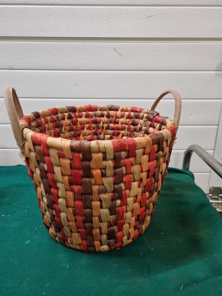 mand rotan gekleurd met hengsels, Huis en Inrichting, Woonaccessoires | Schalen en Manden, Ophalen of Verzenden, 'T Olde Gre-j
