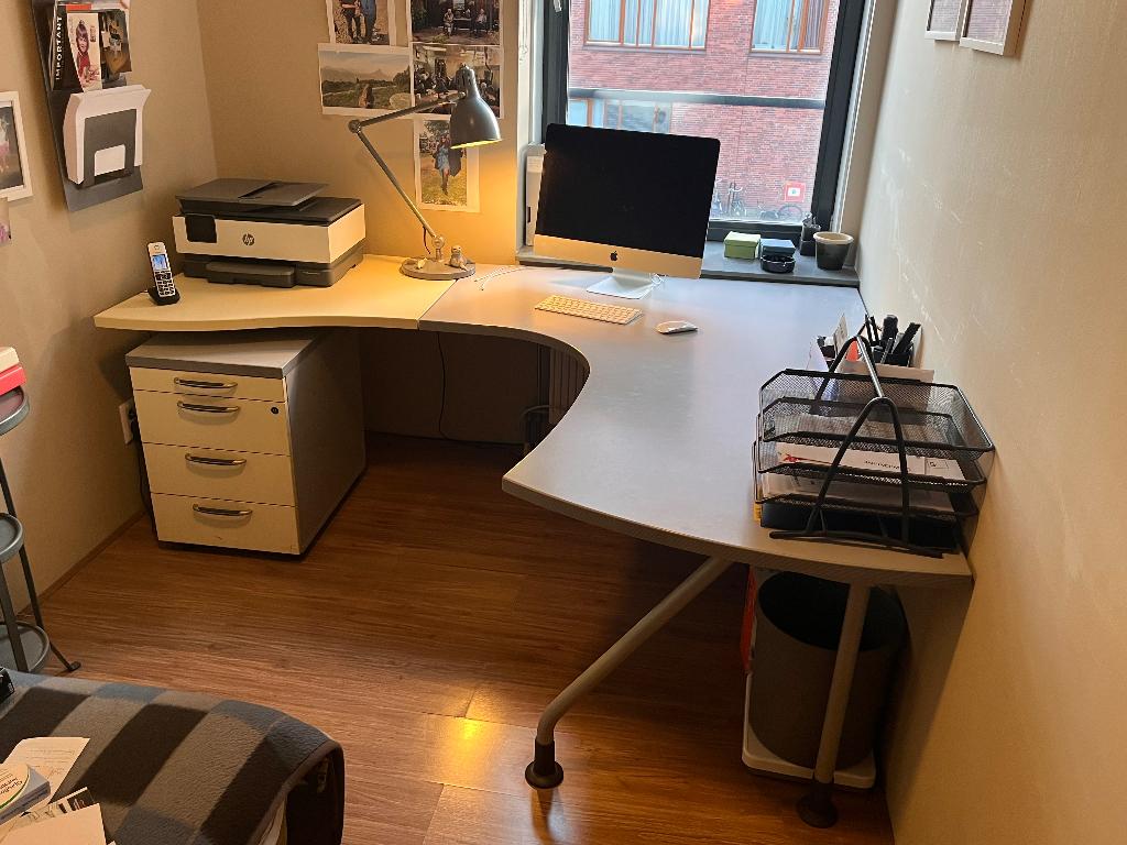 Italiaans design bureau, Huis en Inrichting, Bureaus, Ophalen, Gebruikt, Geel, Hoekbureau