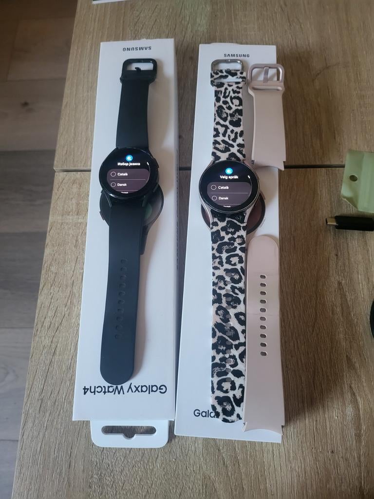 2x Samsung Galaxy Watch 4 - Zwart en Roze/Luipaard, Zwart, Ophalen of Verzenden, Zo goed als nieuw, Samsung