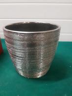 -	Bloempot zilverkleurig ,aardewerk, Ophalen of Verzenden, 'T Olde Gre-j, Info@toldegrej.nl, Endepoelstraat 20f Didam