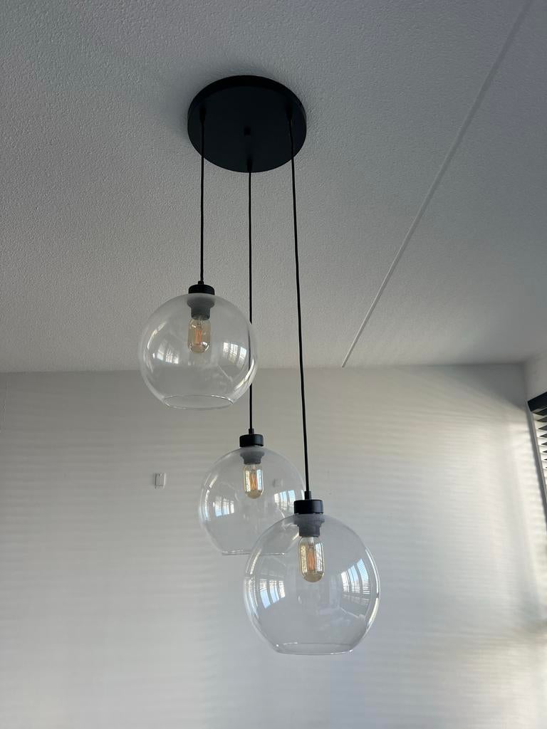 Moderne glazen hanglamp met 3 bollen, Huis en Inrichting, Lampen | Hanglampen, Ophalen of Verzenden, Zo goed als nieuw, Glas, 50 tot 75 cm