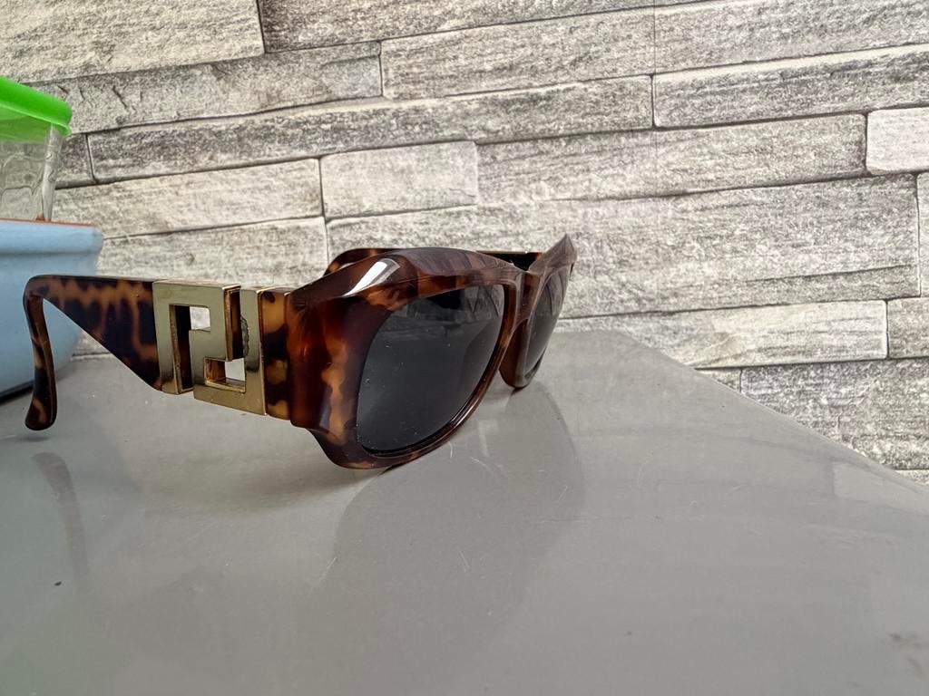 Gianni Versace Vintage Zonnebril Tortoise Medusa Goud, Sieraden, Tassen en Uiterlijk, Zonnebrillen en Brillen | Dames, Gebruikt