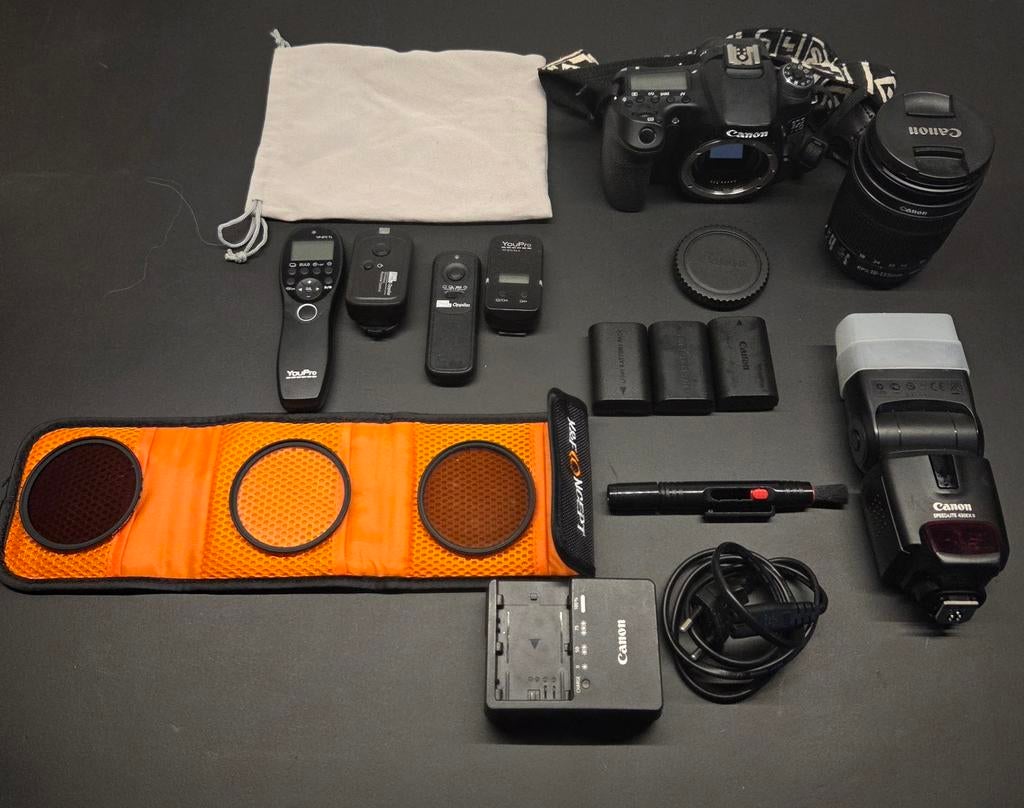 Canon EOS 70D - Zwart + Canon EF-S 18-135mm f/3.5-5.6 IS STM, Ophalen of Verzenden, Zo goed als nieuw, Canon