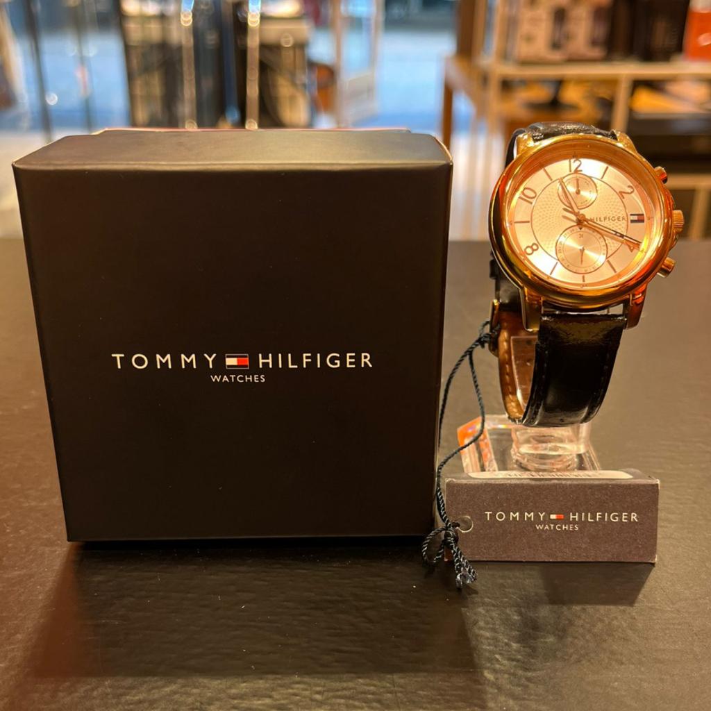 Tommy Hilfiger Horloge, Tommy Hilfiger, Zo goed als nieuw, Support@tommyhilfiger.com, 601 W. 26th Street
New York, NY 10001
USA