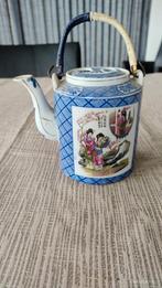 Vintage Chinese theepot met decoratieve afbeeldingen, Antiek en Kunst, Ophalen of Verzenden