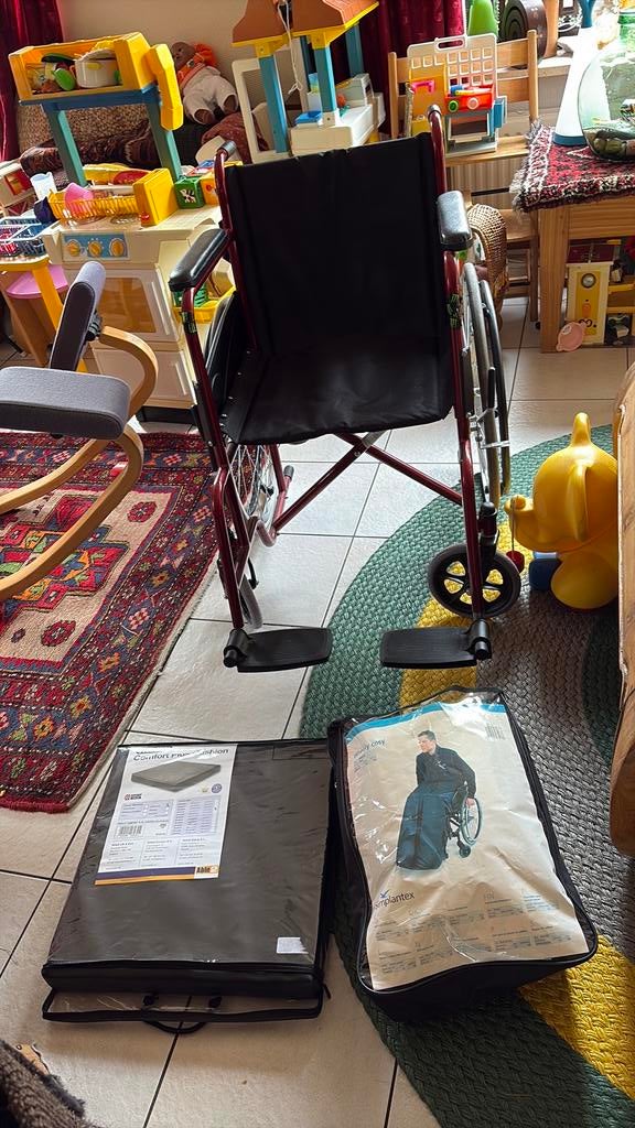 Inklabare rolstoel met kussen en warme voetenzak, Ophalen, Inklapbaar, Zo goed als nieuw, Handbewogen rolstoel