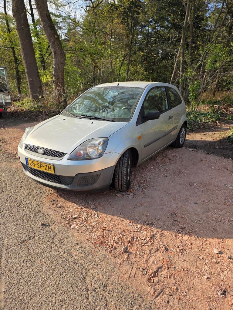 Ford Fiësta 1.3 8V 3DR 2006 Grijs, Auto's, 1299 cc, 40 €/maand, 4 cilinders, Origineel Nederlands