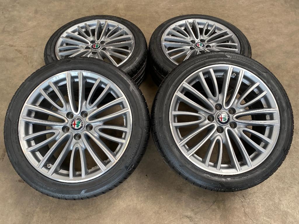 18 inch originele velgen + zomerbanden Alfa Romeo Giulia 156, Auto-onderdelen, Banden en Velgen, 18 inch, Gebruikt, Banden en Velgen