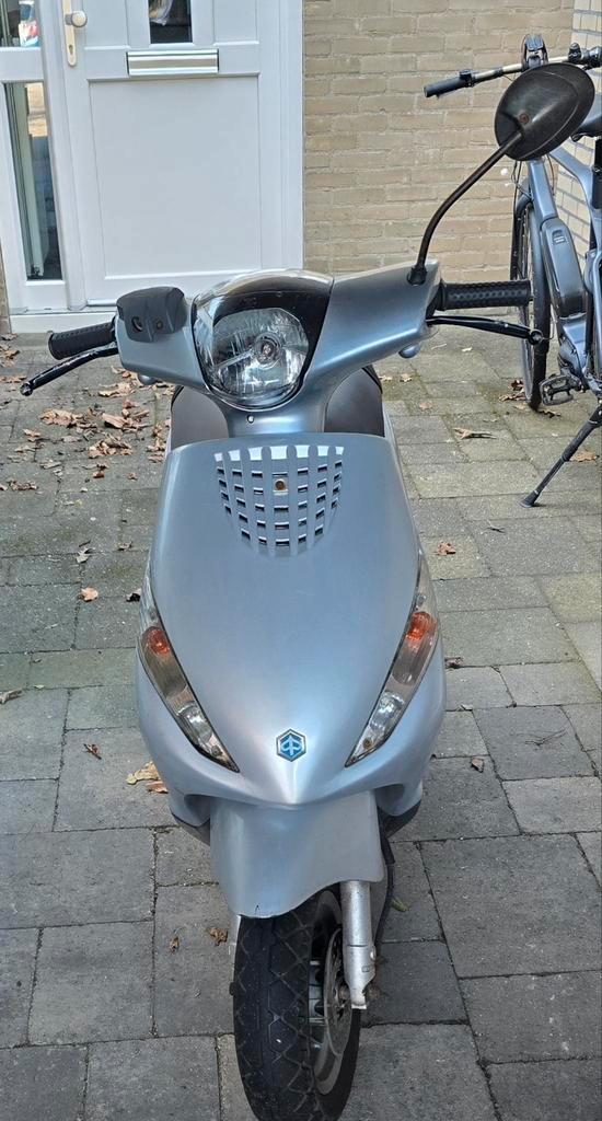 Piaggio Zip 4-takt Gele Kenteken, Fietsen en Brommers, Scooters | Piaggio, Zo goed als nieuw, Zip, Benzine, Ophalen