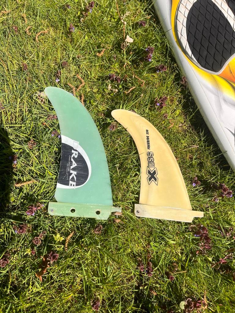 Starboard Windsurfplank met twee vinnen, Minder dan 250 cm, Ophalen of Verzenden, Zo goed als nieuw, Met vin(nen)