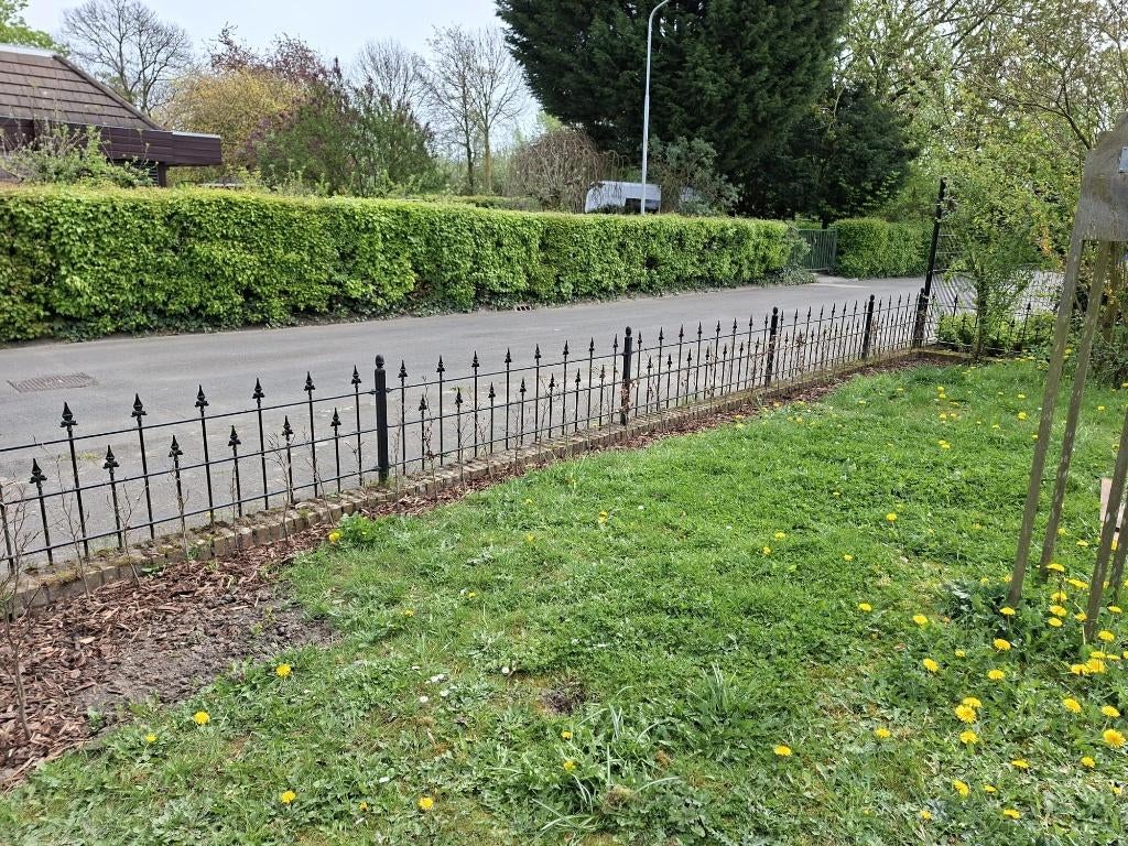 Metalen sierhekwerk, ruim 25 meter, Tuin en Terras, Tuinhekken en Hekwerk, Ophalen, Met poort, Gebruikt, Sierhekwerk