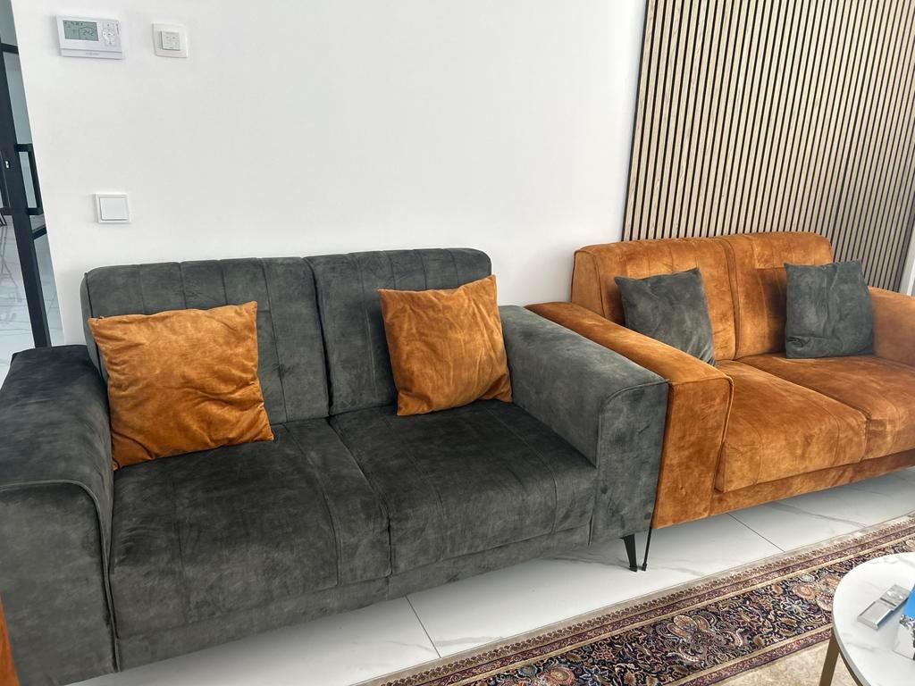 Set van 2 fluwelen banken: grijs en okergeel, Huis en Inrichting, Driepersoons, 75 tot 100 cm, Ophalen of Verzenden, Zo goed als nieuw