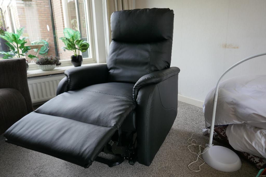 Electrische Sta-opstoel, Huis en Inrichting, Fauteuils, Ophalen, Gebruikt, 50 tot 75 cm, Leer