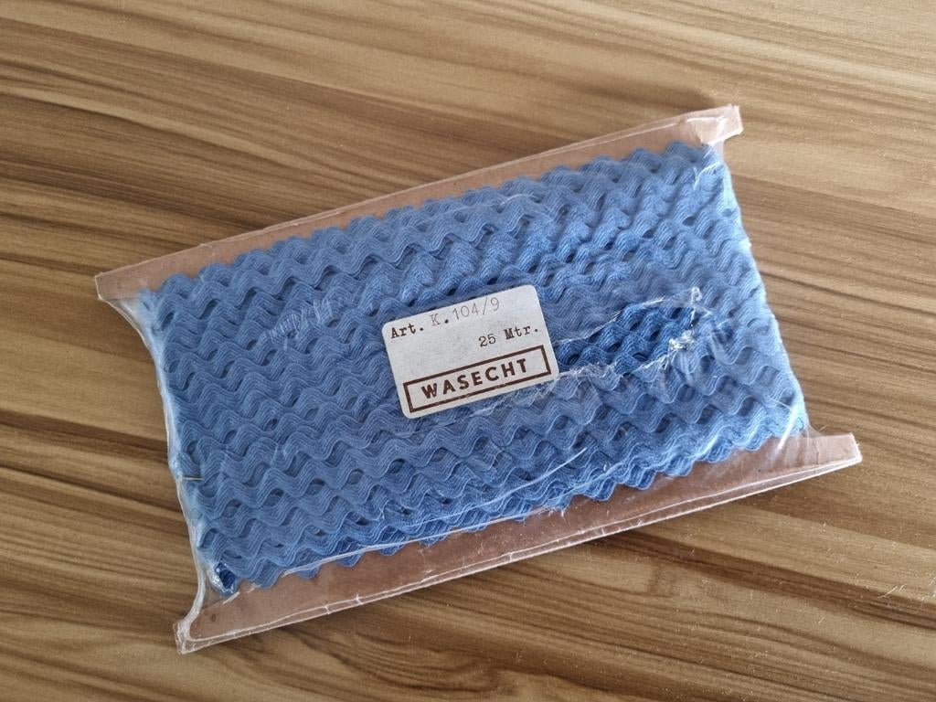 Smalle zigzag band in blauw en zwart, Hobby en Vrije tijd, Naaien en Fournituren, Ophalen, Lint, Band of Elastiek