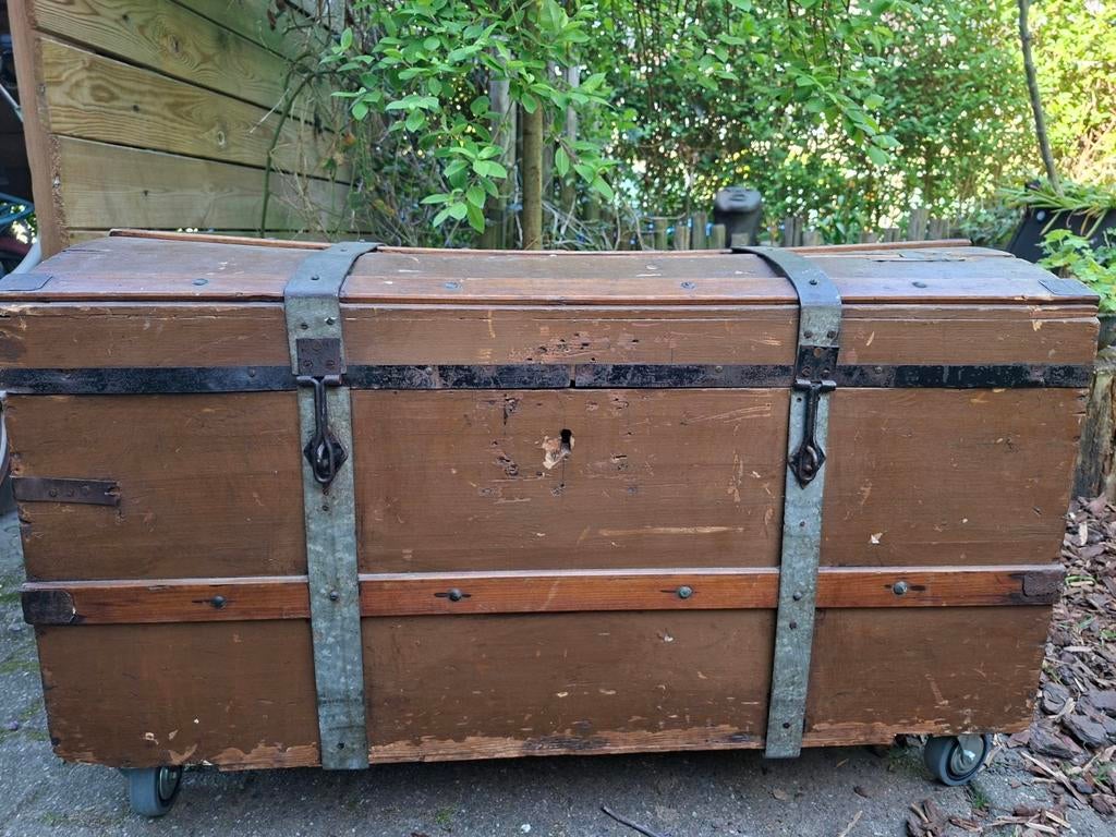 Vintage houten kist op wielen - Oude reiskoffer, Antiek en Kunst, Ophalen of Verzenden