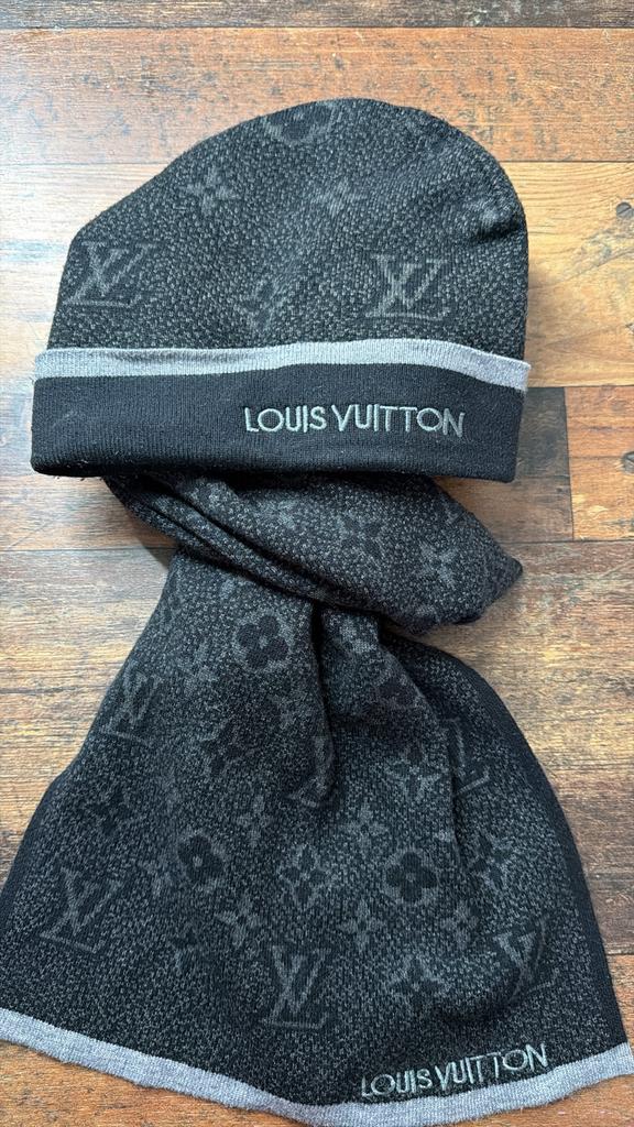 Lv set Muts Sjaal, Ophalen of Verzenden, Zo goed als nieuw, Overige maten, Muts