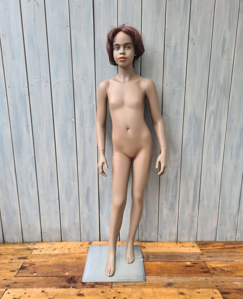 oude etalagepop donker kindje meisje 142 cm paspop 23, Ophalen, Gebruikt