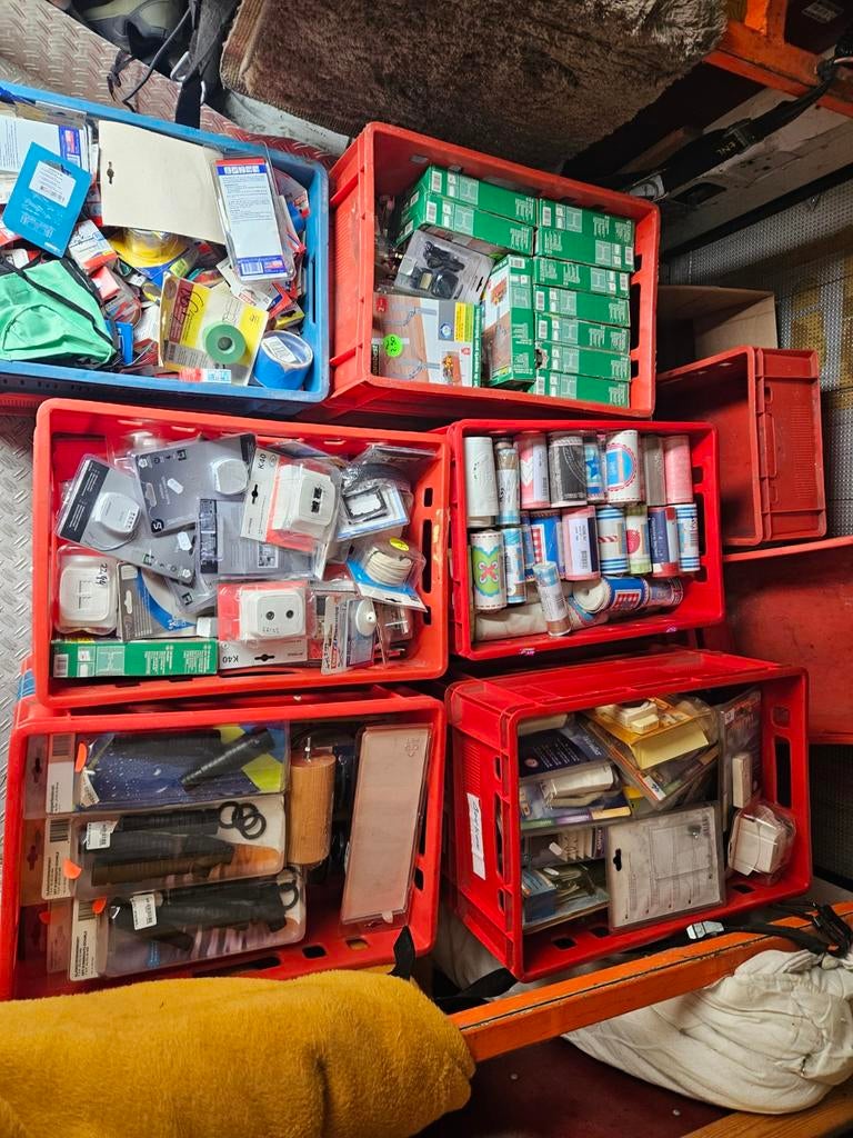 18 bakken vol met restanten / partij, Diversen, Rommelmarktspullen, Ophalen