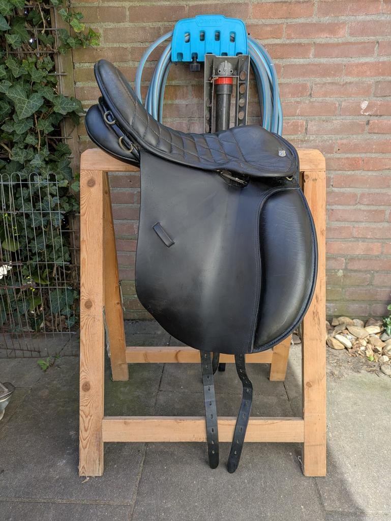 2 zadels; Massimo Trail en Kentaur springzadel 17.5", Dieren en Toebehoren, Paarden en Pony's | Zadels, Ophalen of Verzenden