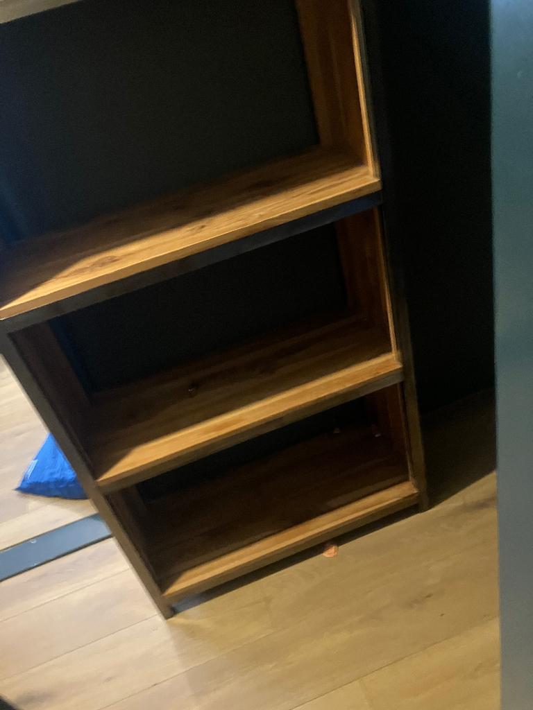 Hout/stalen boekenkast, Huis en Inrichting, Kasten | Boekenkasten, Ophalen, Met plank(en), Gebruikt, 100 tot 150 cm