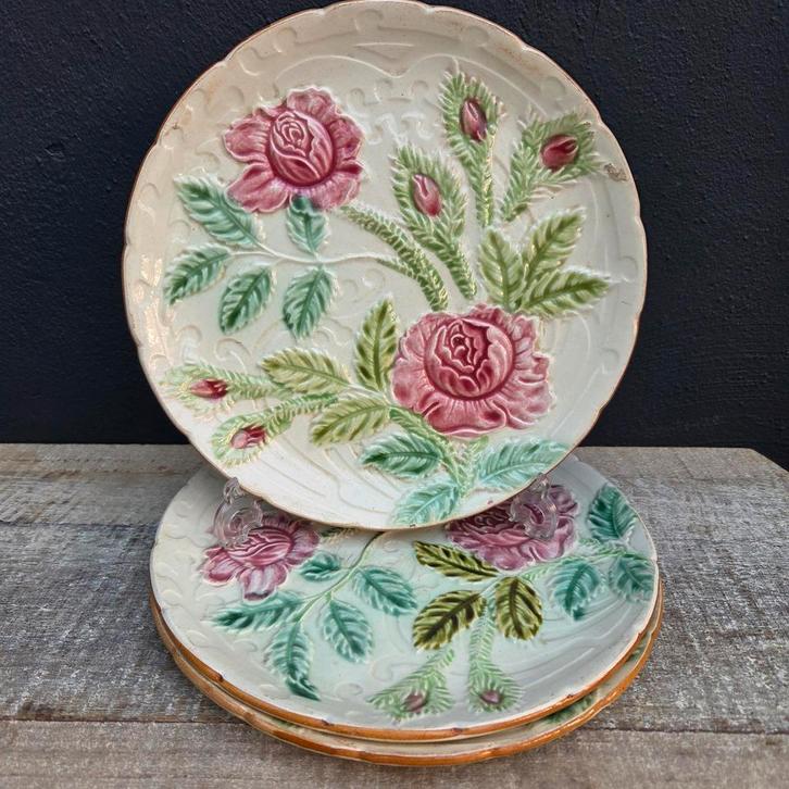 Antiek Barbotine Aardewerk Bord met Rozen, per stuk, Antiek en Kunst, Antiek | Keramiek en Aardewerk, Ophalen of Verzenden