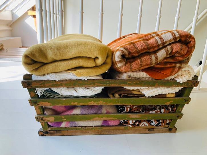 Grote houten mand vol met leuke oude dekens, Antiek en Kunst, Curiosa en Brocante, Ophalen