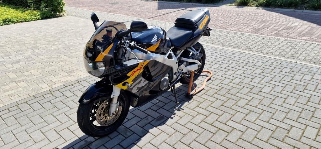 Honda CBR 900 RR Fireblade SC33 - Sportieve klassieker, Motoren, Motoren | Honda, Sportuitlaat, 4 cilinders, Motorrijbewijs A