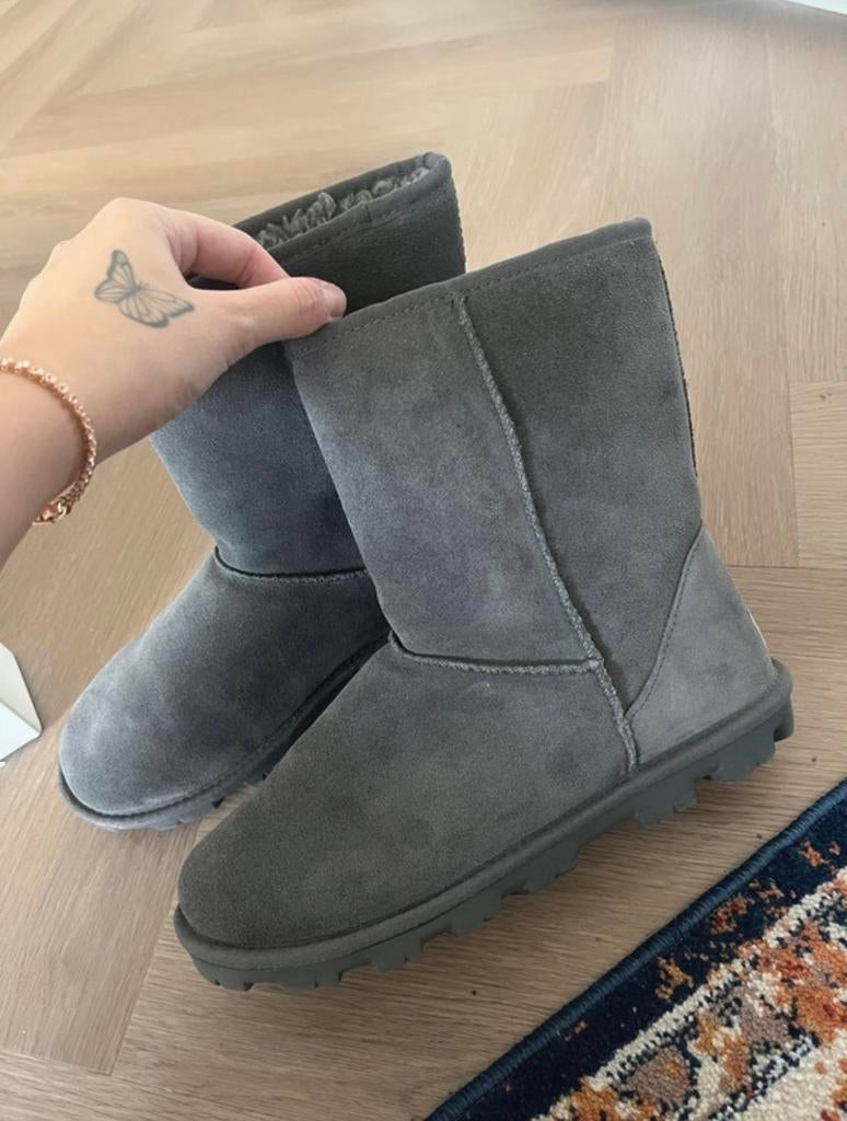 Dames UGG Essential Short Laarzen - Zo goed als nieuw, Ophalen of Verzenden, Zo goed als nieuw, Grijs, Lage of Enkellaarzen