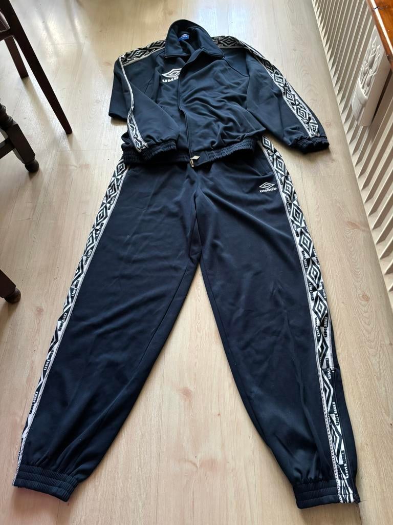 Nieuw umbro trainingspak, Verzenden, Nieuw, Maat 46/48 (XL) of groter, Blauw