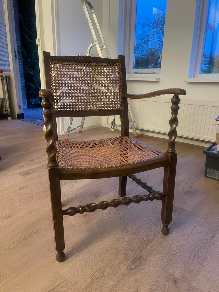 Antieke stoel met rotan zitting en rugleuning, Ophalen