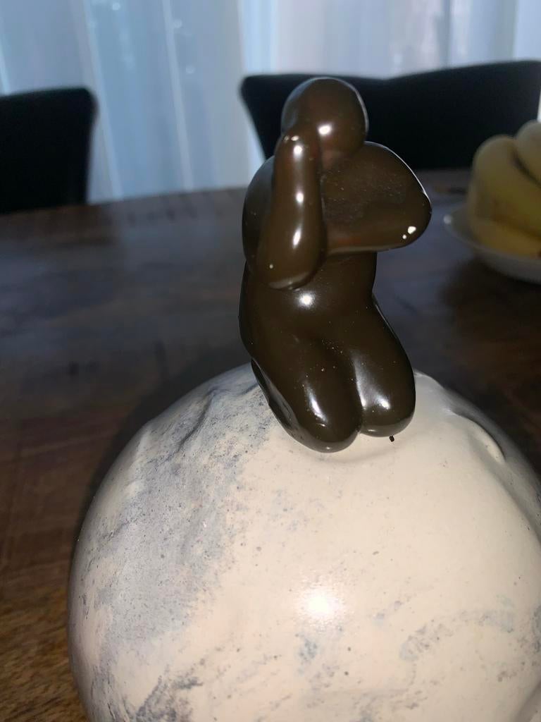 Uniek beeld van Cory Ammerlaan - Vrouw op bol, Ophalen of Verzenden, Overige materialen, Beeld, Modern